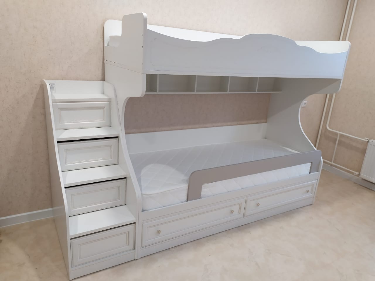 Кровать двухъярусная башмачок с лесенкой ящиками и пеналом